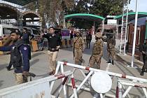 Policisté a vojáci zajišťují cestu pro sanitky k místu výbuchu u mešity ve městě Péšávar na severozápadě Pákistánu, 30. ledna 2023