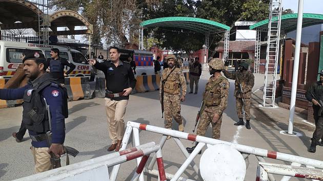 Policisté a vojáci zajišťují cestu pro sanitky k místu výbuchu u mešity ve městě Péšávar na severozápadě Pákistánu, 30. ledna 2023
