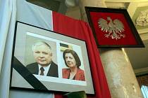 Polsko, jež se v neděli 11. dubna 2010 probudilo do dne státního smutku, si v poledne dvěma minutami ticha připomnělo oběti sobotní letecké tragédie, při níž v Rusku zahynuly desítky příslušníků elity národa, včetně prezidenta Lecha Kaczyńského.