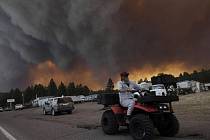 Přes 3000 lidí bylo v Arizoně evakuováno před požáry, které jsou jedny z největších v historii tohoto amerického státu. Plameny zde spálily na 1500 kilometrů čtverečních a hasičům se nedaří dostat je pod kontrolu.