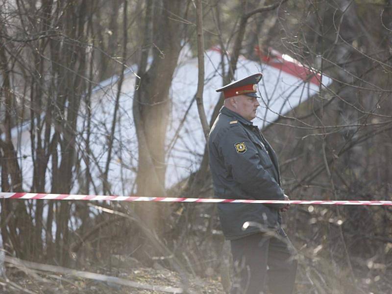 Ruské televize zveřejnily záběry rozlomeného letadla a trosek rozesetých okolo. Podle vyšetřovatelů citovaných televizí lidé na palubě neměli šanci přežít.