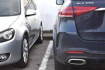 Velká SUV omezují při parkování i běžná malá auta