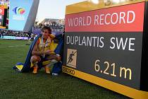 Švédský tyčkař Armand Duplantis po překonání světového rekordu na atletickém MS v Eugene, 24. července 2022.