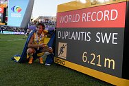 Švédský tyčkař Armand Duplantis po překonání světového rekordu na atletickém MS v Eugene, 24. července 2022.