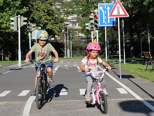Děti na kolech na dopravním hřišti