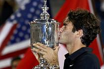 Roger Federer s trofejí pro vítěze US Open.