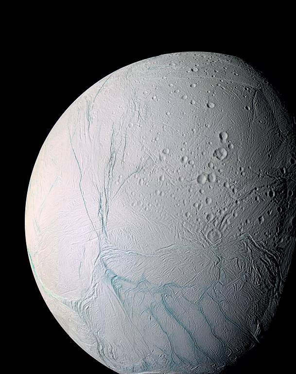 Enceladus pokrývá led, takže na snímcích pořízených sondou jasně září. 