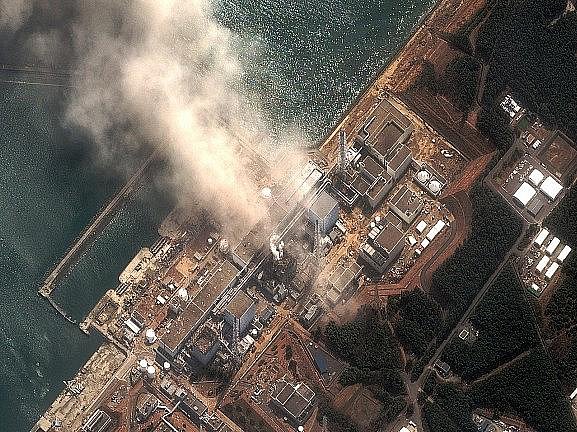 Jaderná elektrárna Fukušima v Japonsku stále čelí kritickým problémům po pátečním zemětřesení.