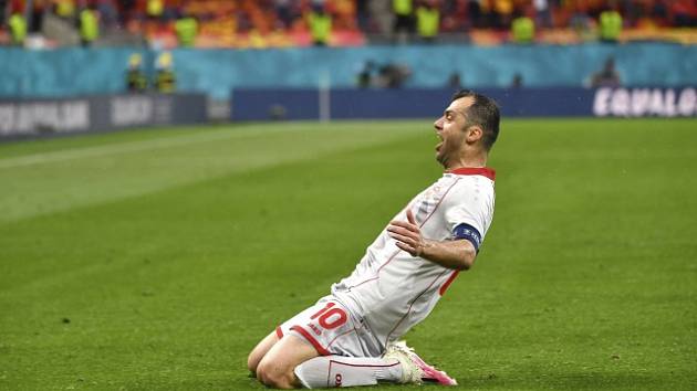 Goran Panděv oslavuje na Euru gól v dresu Makedonie.