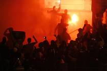 Dav demonstrantů zapálil americkou ambasádu v Bělehradu