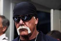 Známý americký wrestler a herec Hulk Hogan vyhrál soudní spor se serverem Gawker, který zveřejnil videonahrávku, na níž je Hogan zachycen při sexu s manželkou svého bývalého nejlepšího kamaráda. 