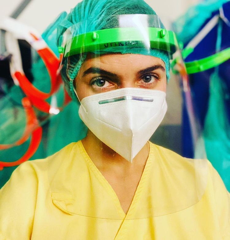 Herečka Sarah Haváčová pracuje v pražské nemocnici pod Petřínem jako dobrovolnice na interně.