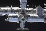 Mezinárodní vesmírná stanice ISS při pohledu z vesmírné lodi Crew Dragon Endeavour společnosti SpaceX