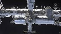 Mezinárodní vesmírná stanice ISS při pohledu z vesmírné lodi Crew Dragon Endeavour společnosti SpaceX