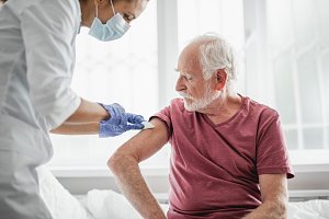 Přednost při očkování proti koronaviru dostávají senioři nad 80 let.