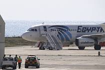 Únosce egyptského letadla, které dnes ráno nuceně přistálo na Kypru, mohl mít k činu osobní motiv. 