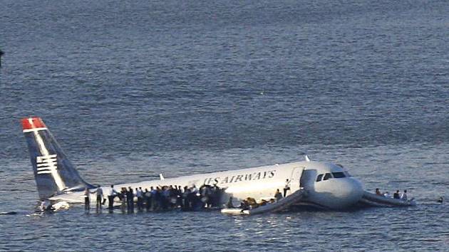 Letoun Airbus A-320 se 151 lidmi na palubě se zřítil do řeky Hudson v New Yorku. 