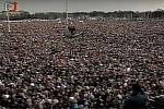 První obří demonstrace v sobotu 25. listopadu 1989 na Letenské pláni v Praze