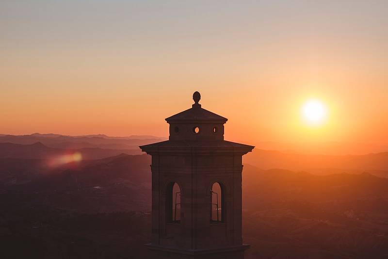 San Marino je jednou z pouhých tří enkláv na světě. Nachází se v Itálii a je pátým nejmenším státem.