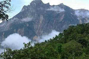 Nejvyšší malajsijská hora Kinabalu.