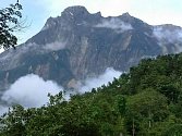 Nejvyšší malajsijská hora Kinabalu.
