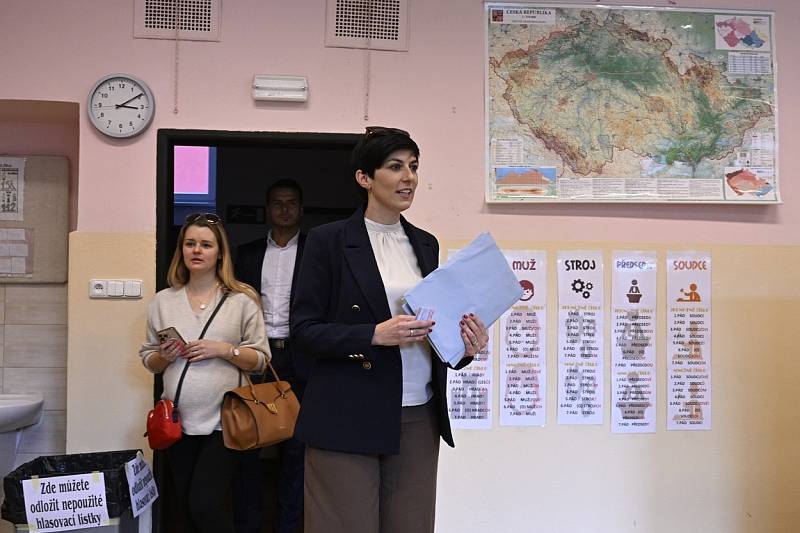 Předsedkyně TOP 09 Markéta Pekarová Adamová (vpravo) odevzdala svůj hlas v komunálních volbách na základní škole Na Balabence v Praze