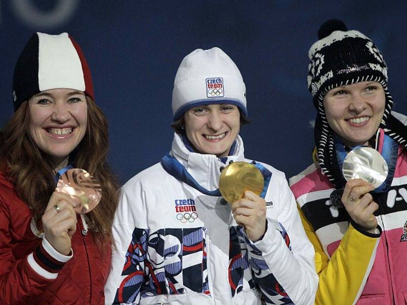 Martina Sáblíková mezi Kanaďankou Clarou Hughesovou a Němkou Stefanie Beckertovou.