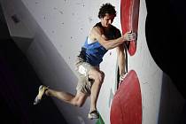 Český sportovní lezec Adam Ondra ve finále boulderingu na MS v Japonsku.