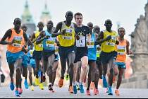 Pražský maraton: Závodníci na Karlově mostu