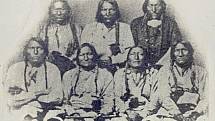 Delegace šajenských, kajovských a arapažských Indiánů v Coloradu 28. září 1864, druhý zleva v první řadě sedí náčelník Jižních Šajenů Černý kotel. Uzavřený mír americká armáda bohužel brzy porušila