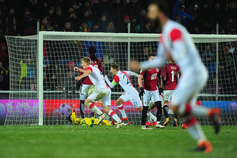 Fotbalové utkání HET ligy mezi celky AC Sparta Praha a SK Slavia Praha 17. března v Praze. Slavie se raduje z vyrovnání. Zleva Jakub Jugas a za ním Milan Škoda.