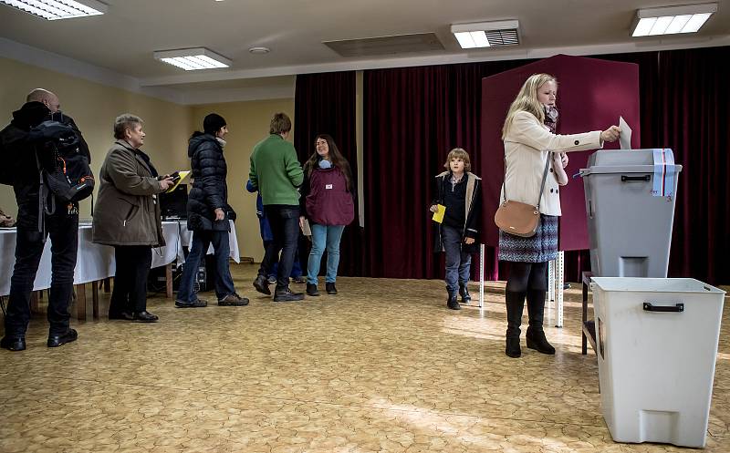 Lidé volili ve druhém kole prezidentských voleb 26. ledna v pražských Lysolajích.