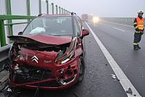 Hned několik dopravních nehod se v pátek 21. října 2011 v ranních hodinách stalo na rychlostní silnici R6 na Sokolovsku. Ty mají stejného jmenovatele. Řidiče překvapila námraza na mostech a hutá mlha.