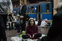 V Charkově lidé musejí žít kvůli ruským útokům ve stanicích metra.