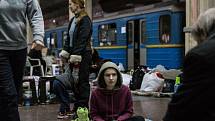 V Charkově lidé musejí žít kvůli ruským útokům ve stanicích metra.