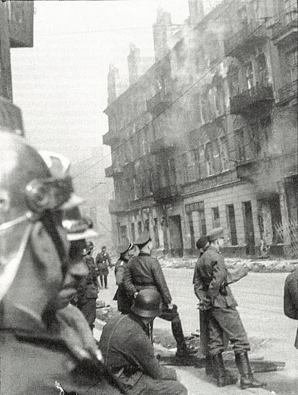 Povstání ve varšavském ghettu připomenou i unikátní fotografie polského hasiče Zbigniewa Grzywaczewského, který tajně dokumentoval německý zásah, zatímco ho svým ramenem kryl jeho kolega
