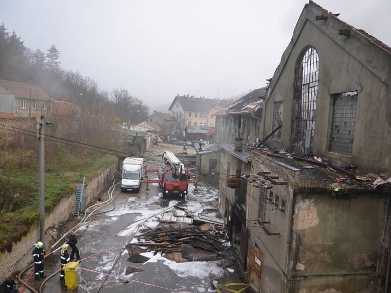 Někdejší cukrovar v Zákolanech zachvátil před pátou hodinou ranní obrovský požár.