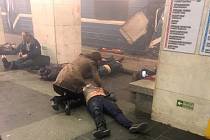 Oběti výbuchu v petrohradském metru, v pozadí poškozený vagon ve stanici Technologický institut.