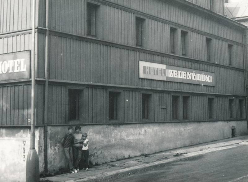 Rodina Miroslava Hampla u ubytovny v Božím Daru, kde bydlel jako civilní zaměstnanec v Jáchymově (1968)