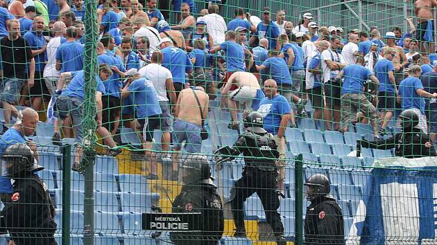 Situace na fotbale ve Zlíně: fanoušci Baníku Ostrava řádili během zápasu