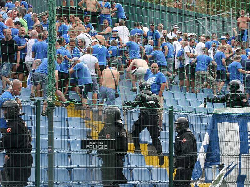 Situace na fotbale ve Zlíně: fanoušci Baníku Ostrava řádili během zápasu