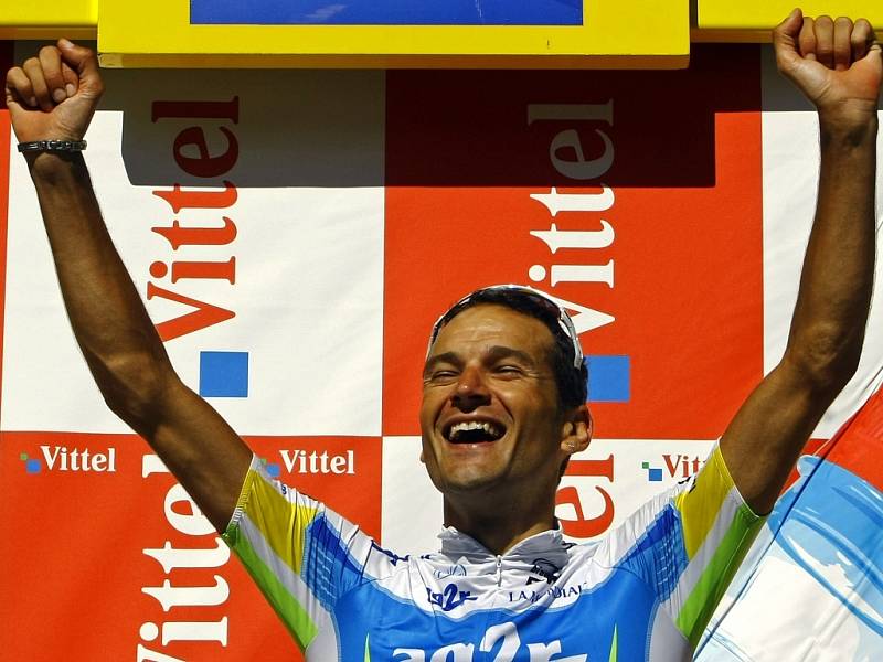 Cyril Dessel se raduje z vítězství v 16. etapě Tour de France.