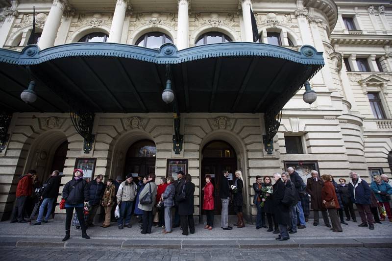 Lidé se mohli 19. března v pražském Divadle Na Vinohradech rozloučit s hercem Otakarem Brouskem. 