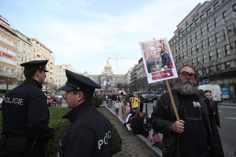 Na Václavském náměstí protestují tisíce lidí. Chtějí vyjádřit nesouhlas s kroky Babišovy vlády.