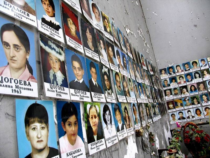 Smuteční tablo s fotografiemi obětí