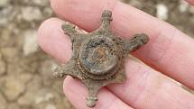 Římská brož objevená při archeologických vykopávkách ve Fleet Marston, Anglie.