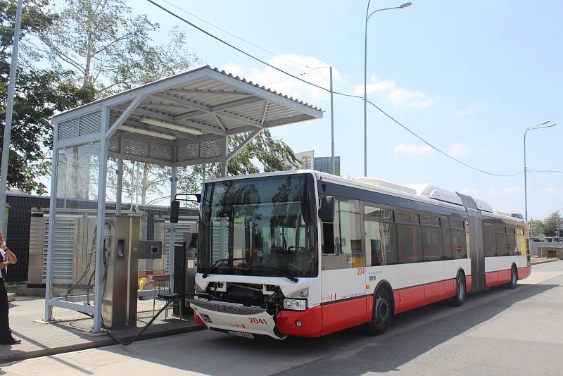 Více než polovinu vozového parku autobusů brněnského dopravního podniku tvoří vozidla jezdící na zemní plyn.