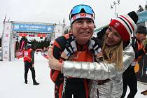 Kateřina Neumannová je legendou běžeckého lyžování. Na snímku s dcerou v cíli Jizerské padesátky