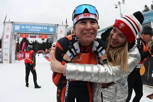 Kateřina Neumannová je legendou běžeckého lyžování. Na snímku s dcerou v cíli Jizerské padesátky