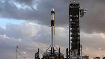 Raketa Falcon 9 s kosmickou lodí Crew Dragon.